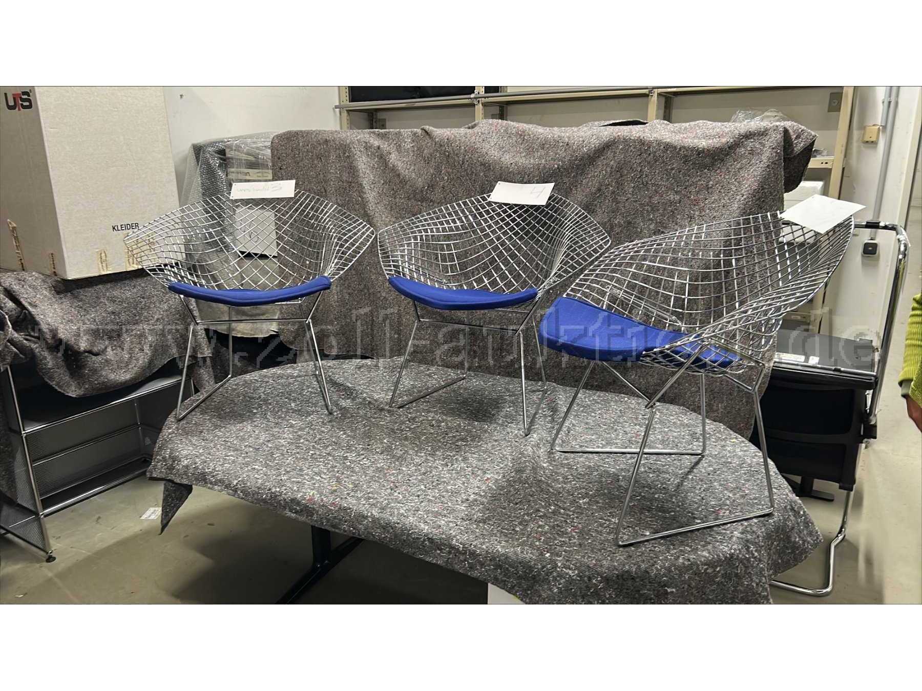 Knoll-Stühle frontal