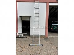 Anlegeleiter von Zarges aus Aluminium mit 24 Sprossen, 3. Sprosse von oben hat eine kleine Verformung