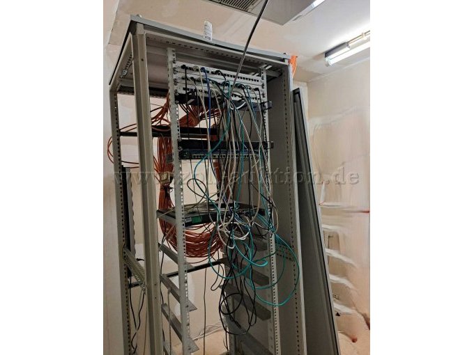 Netzwerkschrank 4