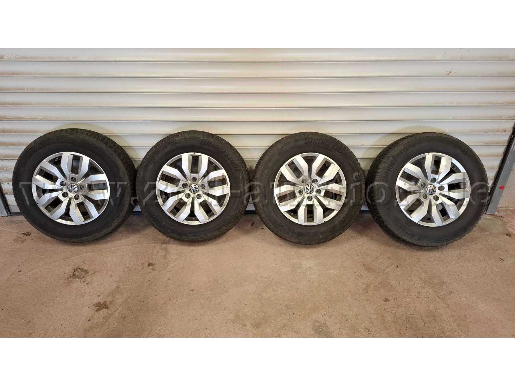 Alle vier Reifen von vorne