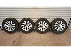 Alle vier Reifen von vorne