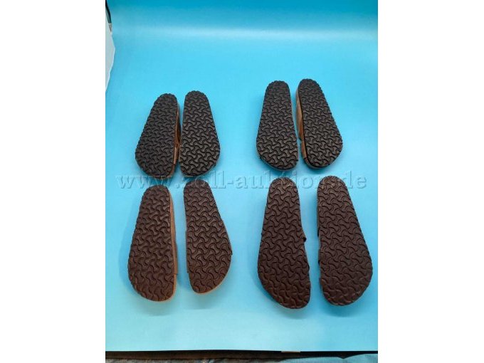 Übersichtsaufnahme Sandalen von unten