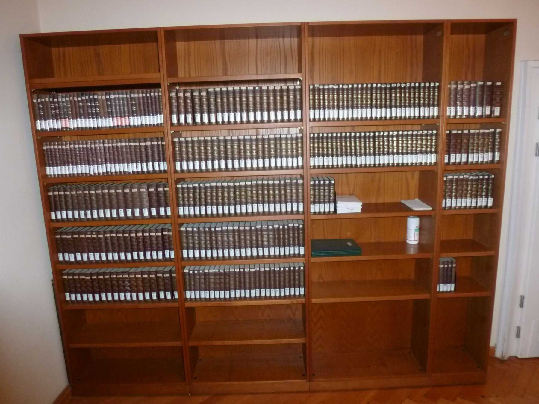 4 Regale Kirschholz-Dekor, Frontansicht
Ohne Bücher oder andere Inhalte!