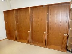 4 Regale Kirschholz-Dekor, seitliche Frontansicht I