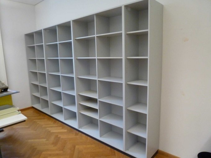 Regalwand lichtgrau Gesamtbild Regalwand lichtgrau Gesamtbild