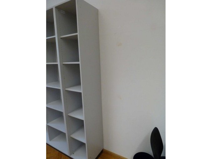 Regal lichtgrau schlaler Teil Seitenansicht