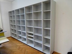 Regalwand lichtgrau Gesamtbild