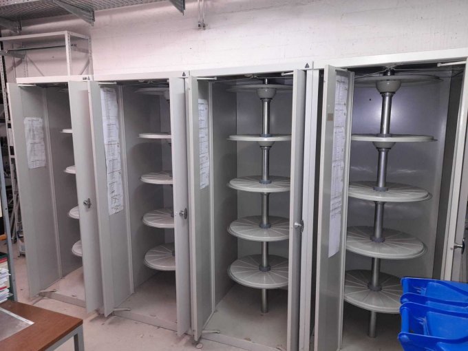 Frontansicht aller vier Schränke mit geöffneten Türen