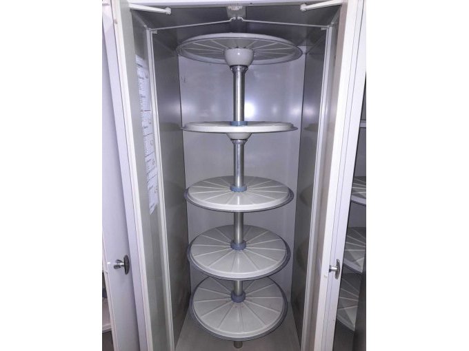 Geöffnete Türen Einzelschrank mit Blick auf das Drehkarussell