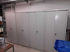 Frontansicht aller vier Schränke mit geschlossenen Türen