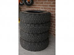 Reifenstapel zur Versteigerung