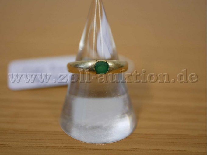Ring 4, Frontansicht, beschädigter Smaragd