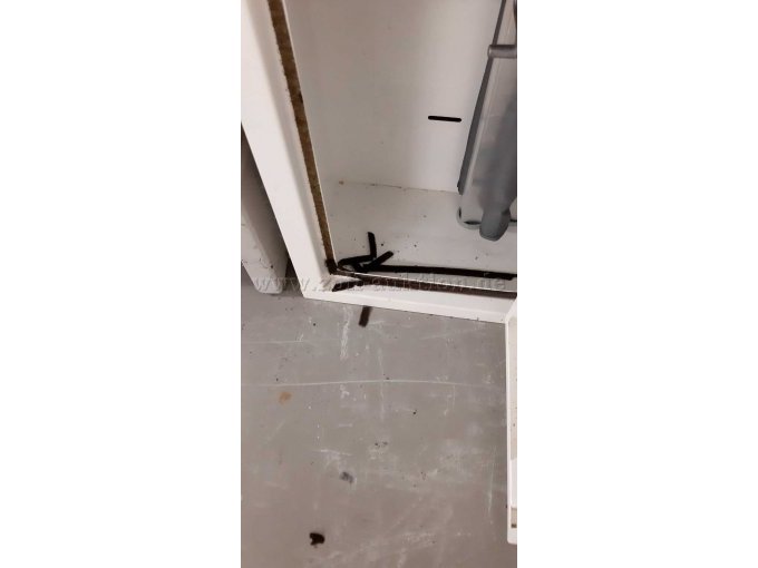 Detailansicht poröse und abgelöste Gummis / Verschmutzung