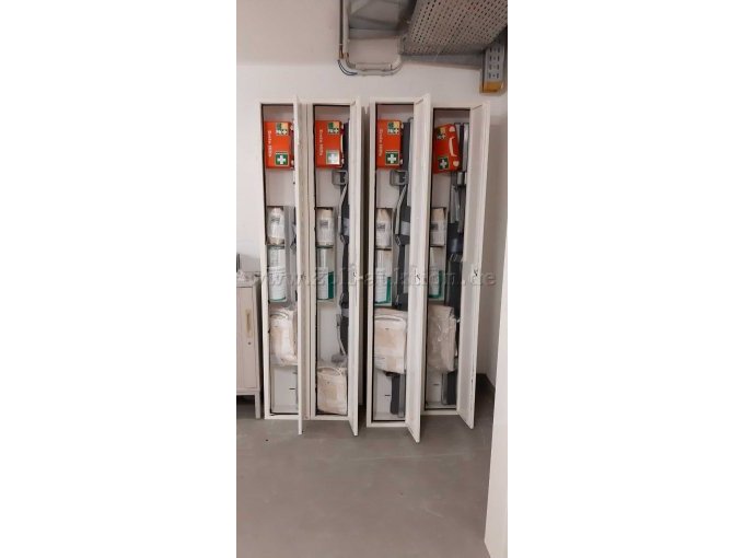 Gesamtansicht Vorderseite mit geöffneten Türen