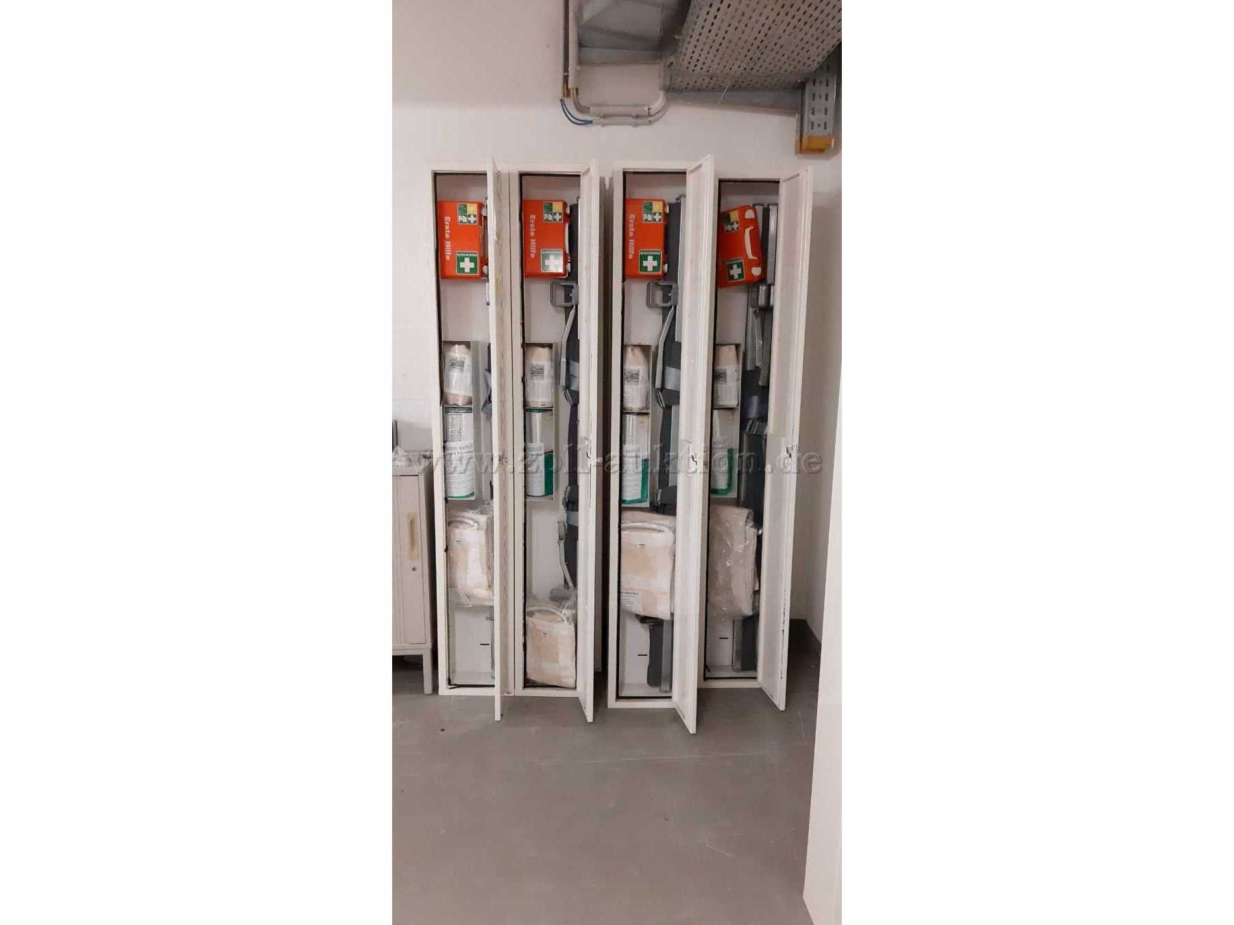 Gesamtansicht Vorderseite mit geöffneten Türen