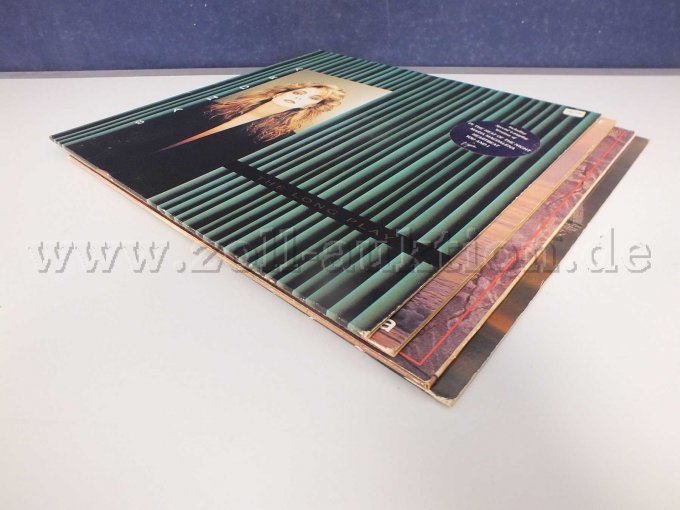 Seitliche Ansicht der LPs liegend von rechts mit Beschädigungen