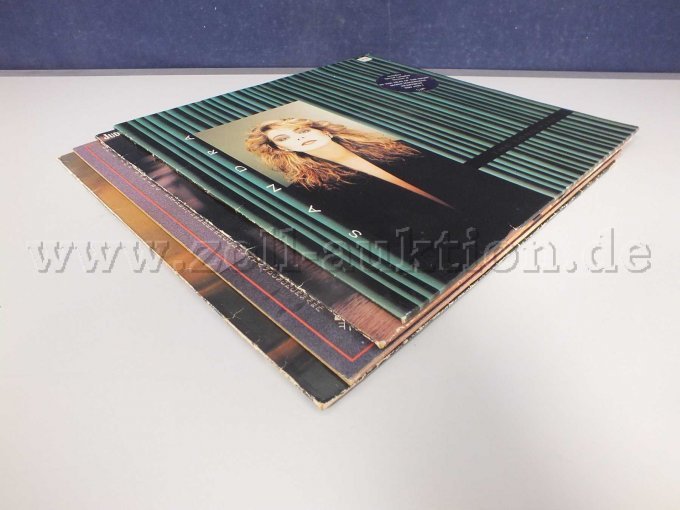 Seitliche Ansicht der LPs liegend von links mit Beschädigungen