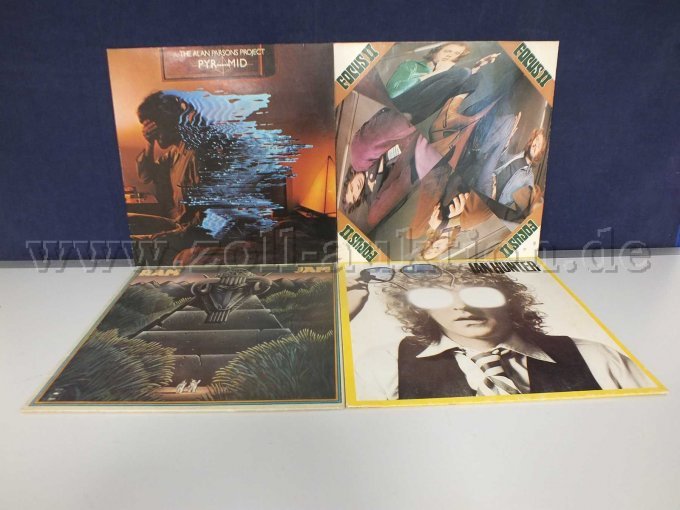 Gesamtansicht der Vorderseite der LPs mit Beschädigungen