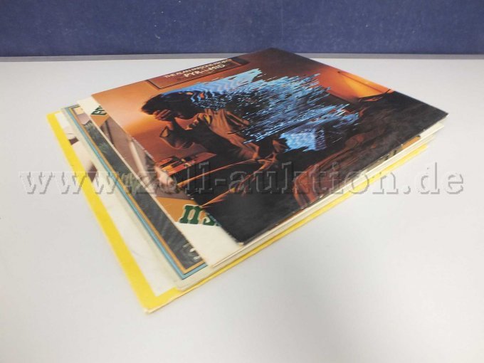 Seitliche Ansicht der LPs liegend von links mit Beschädigungen