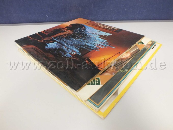 Seitliche Ansicht der LPs liegend von rechts mit Beschädigungen