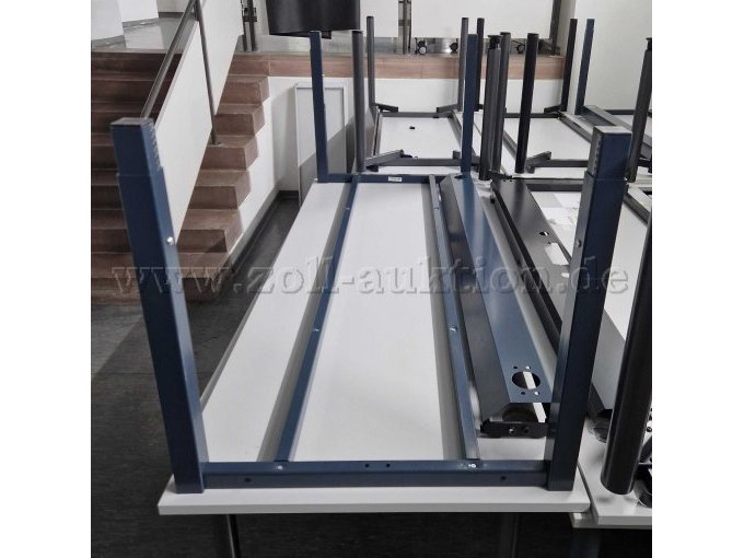 Gestell mit Kabelschacht