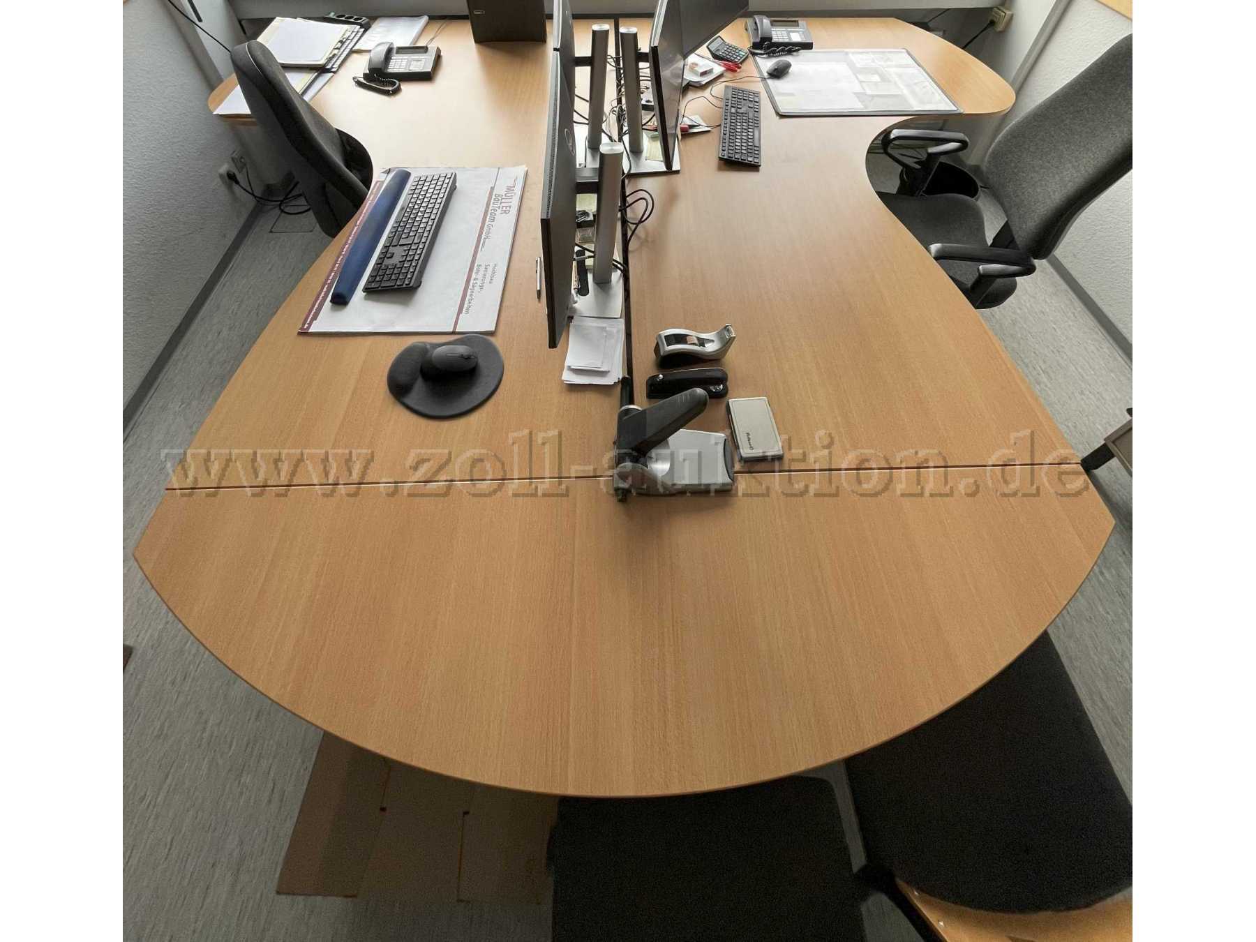 4 Schreibtische (Hersteller unbekannt) 2,40 x 2,80 m