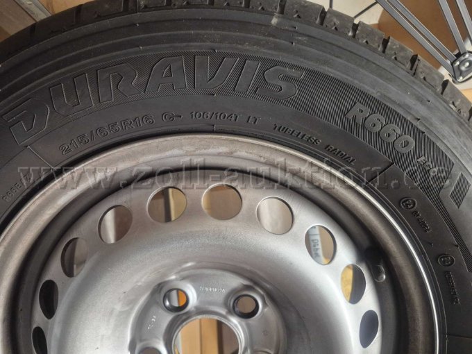 Größe des Sommerreifens 215/65R16 C Marke Bridgestone.