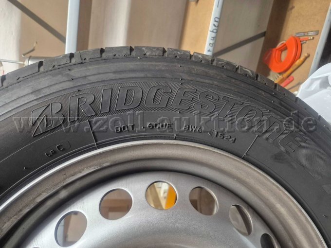 Zu sehen ist die DOT 1524 auf dem Sommerreifen der Marke Bridgestone für einen VW Bus T6.