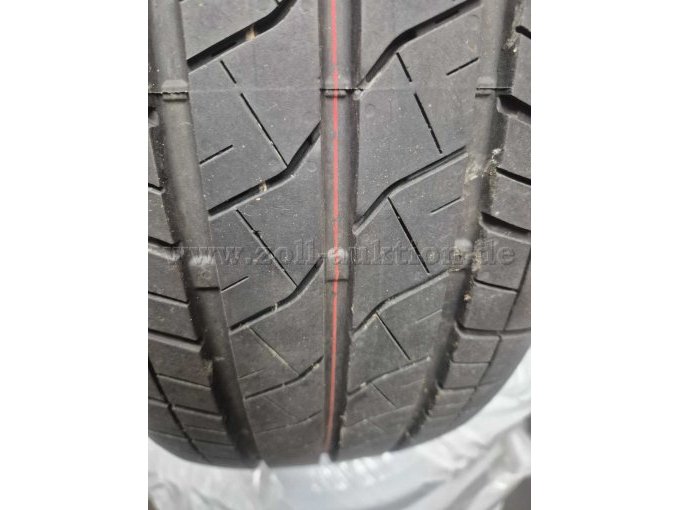 Profilansicht eines der Sommerreifen, Marke Bridgestone für einen VW Bus T6.