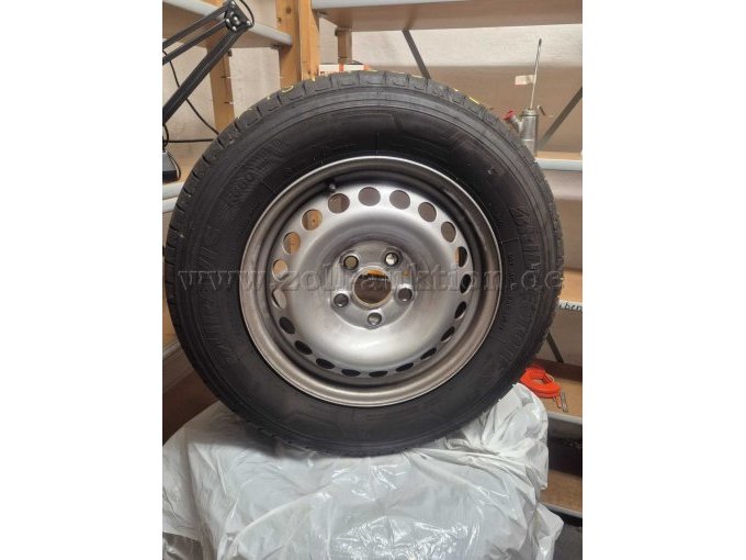 Ein Sommerreifen der Marke Bridgestone für VW Bus T6 auf Stahlfelge.