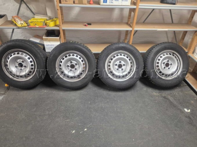 Vier Sommerreifen der Marke Bridgestone für VW Bus T6 auf Stahlfelge.