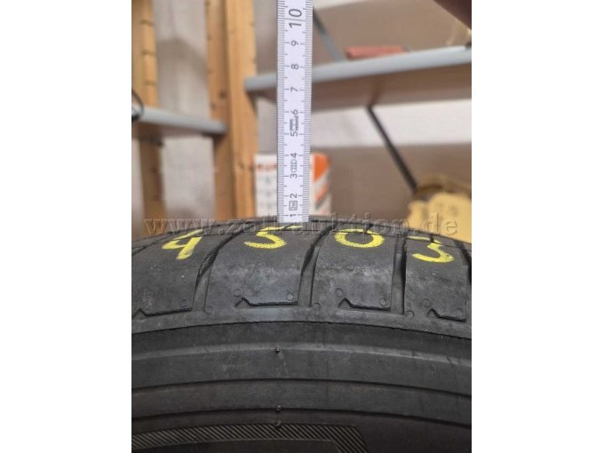 Sommerreifen der Marke Bridgestone für VW Bus T6 mit Zollstock zum ablesen des Profils.