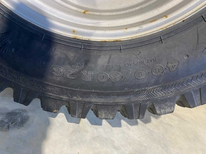 Hinterreifen mit Felge, Größe 400/80R28, Bild 4