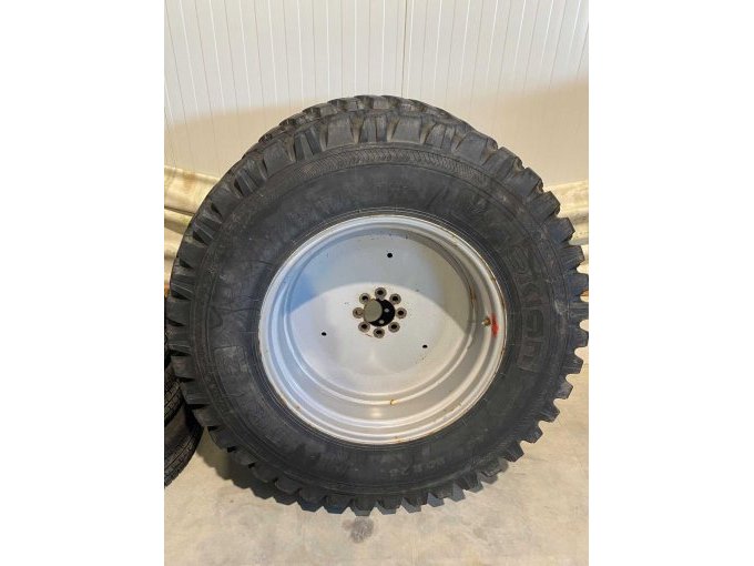 Hinterreifen mit Felge, Größe 400/80R28, Bild 1