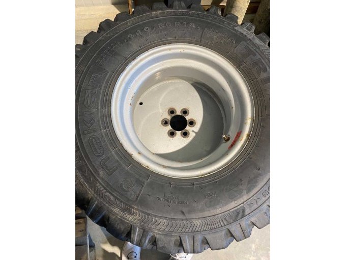 Vorderreifen mit Felge, Größe 340/80R18, Bild 1