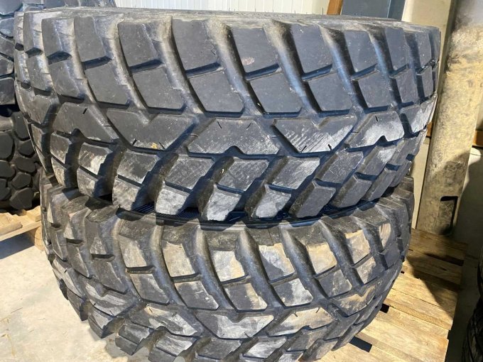 Vorderreifen mit Felge, Größe 340/80R18, Bild 3
