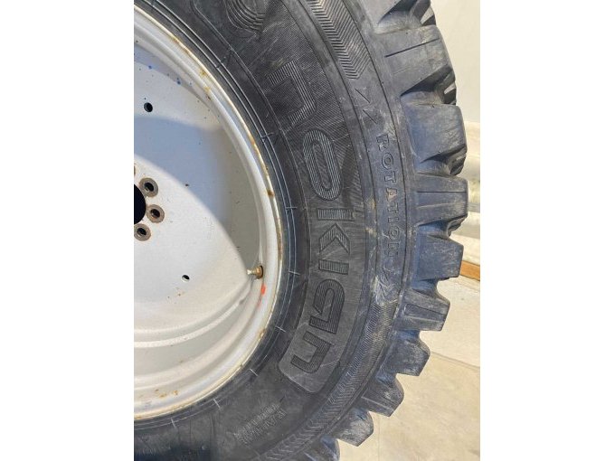 Hinterreifen mit Felge, Größe 400/80R28, Bild 3