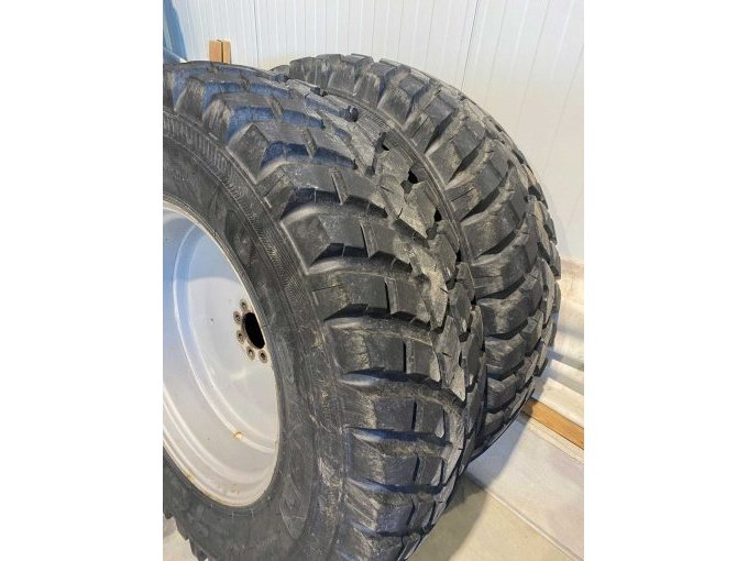 Hinterreifen mit Felge, Größe 400/80R28, Bild 2