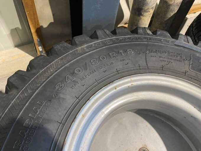 Vorderreifen mit Felge, Größe 340/80R18, Bild 2