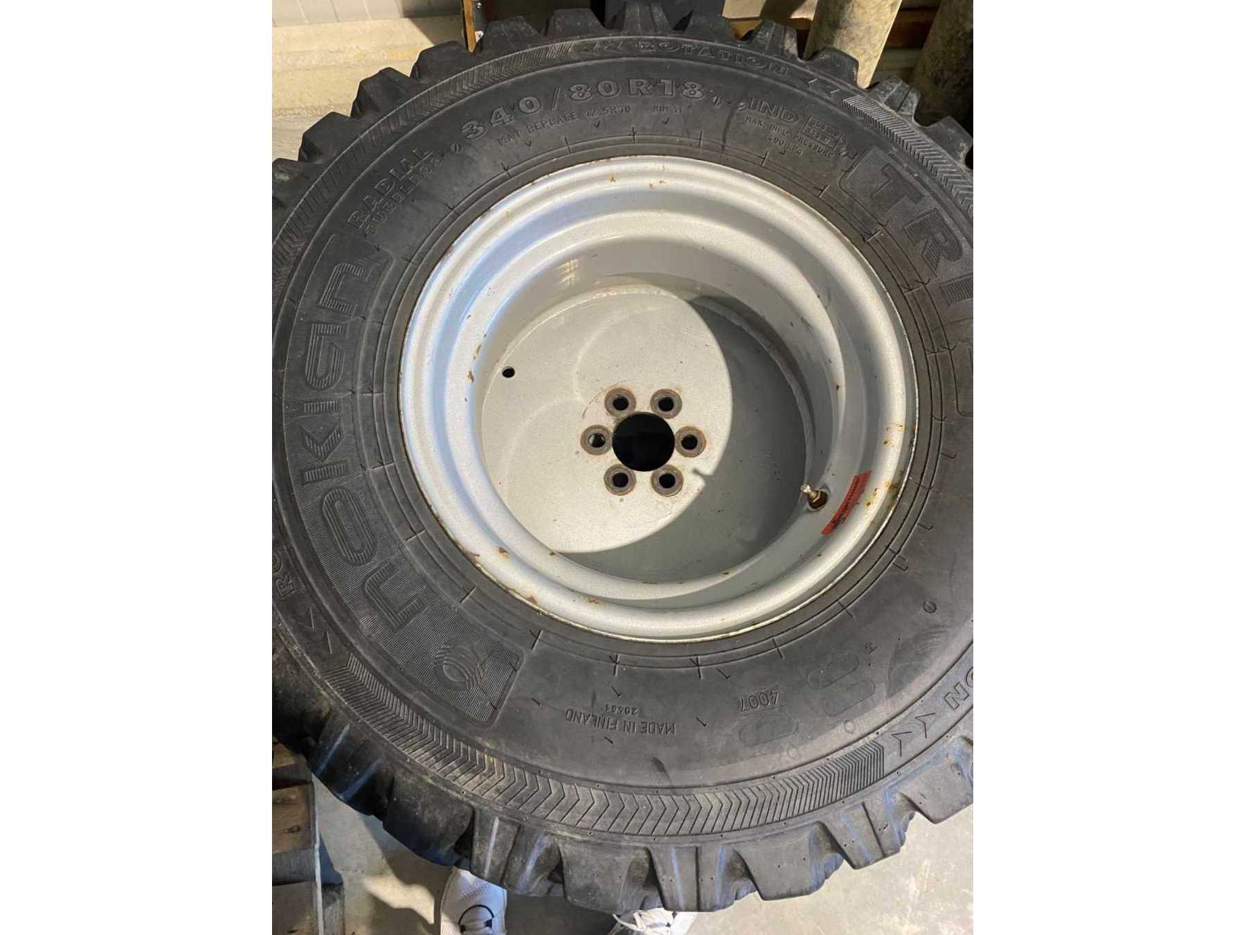 Vorderreifen mit Felge, Größe 340/80R18, Bild 1