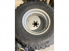 Vorderreifen mit Felge, Größe 340/80R18, Bild 1