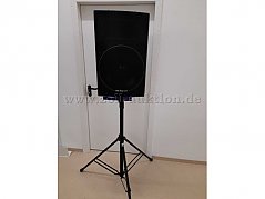Lautsprecherbox auf Stativ