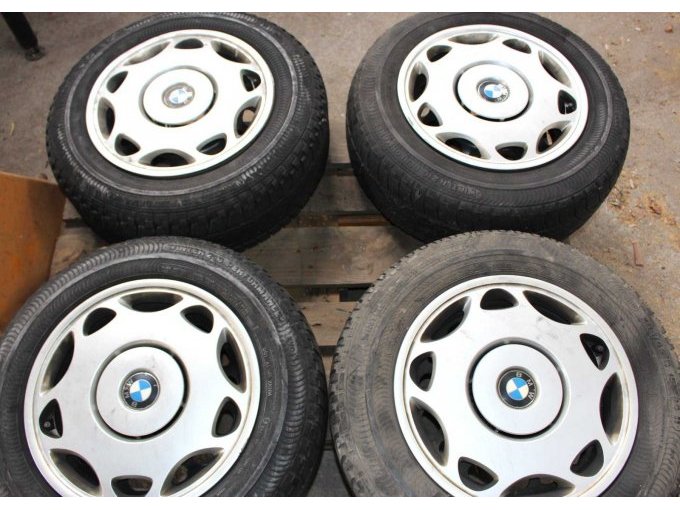 Ansicht Felgen mit Radkappen