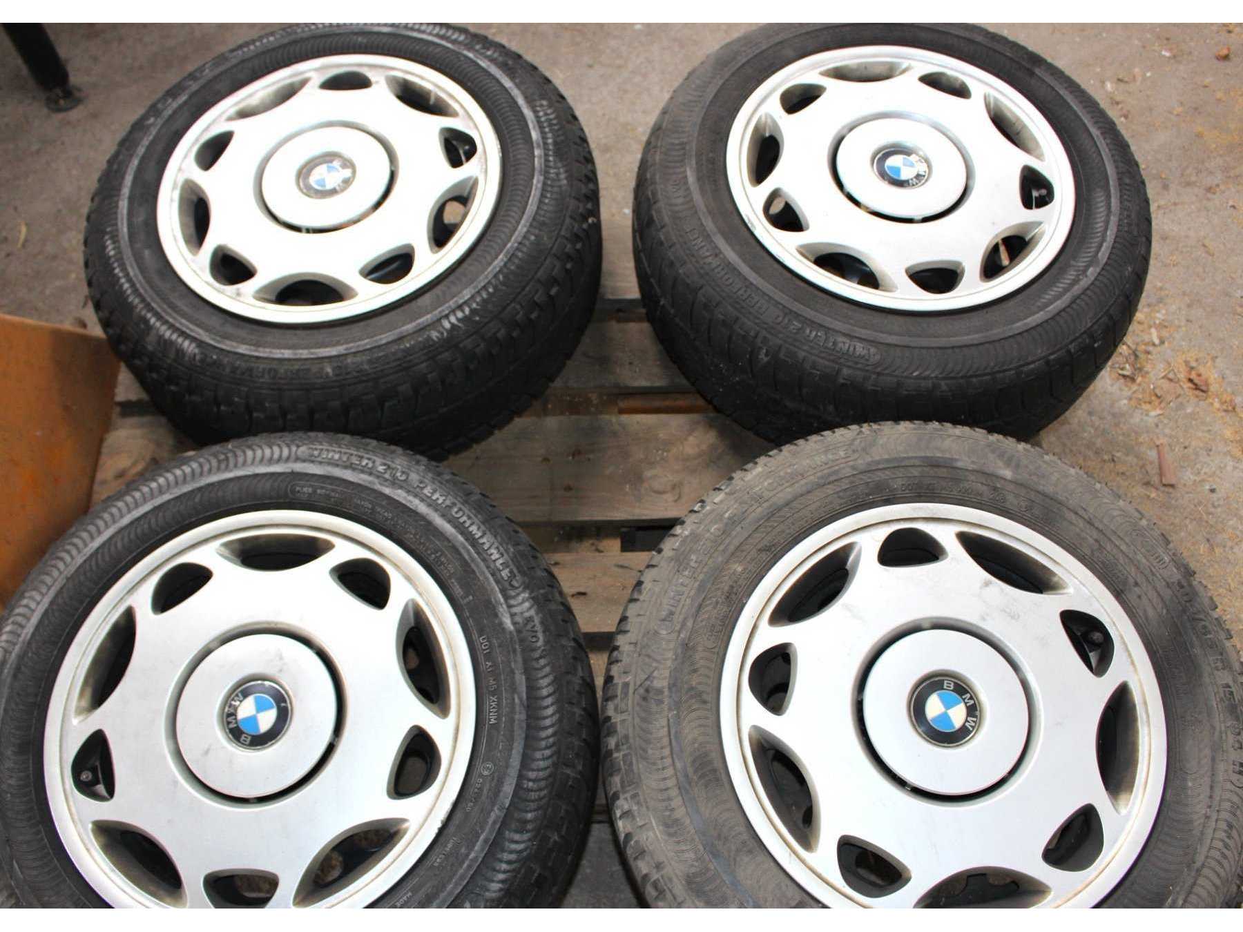 Ansicht Felgen mit Radkappen