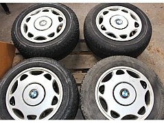 Ansicht Felgen mit Radkappen