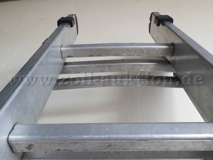 Leiter 4
Anlegeleiter 3 x 11 Sprossen
Schaden Sprosse