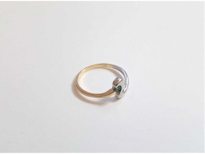 Feiner Ring, Weiß- und Gelbgold mit einem grünen Stein