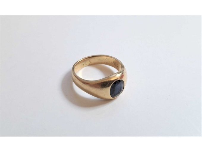 Ring, goldfarben mit schwarzen Stein