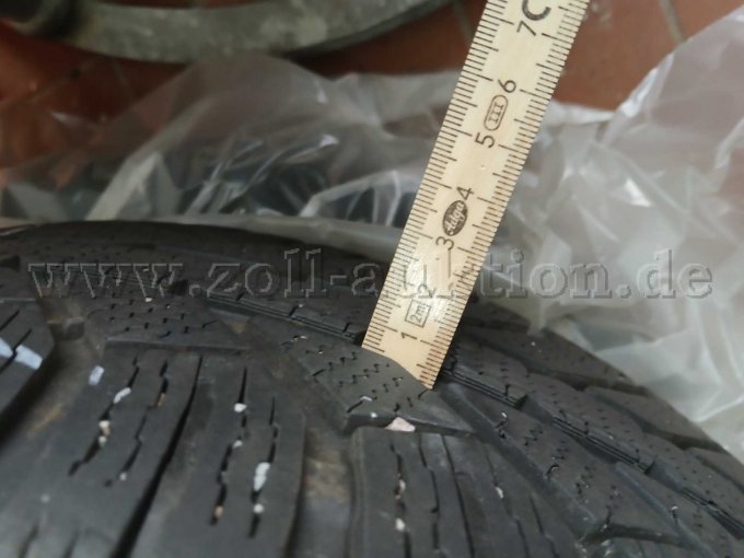 Die Profiltiefe ist für jeden Reifen abgebildet, ca. 5 mm.
