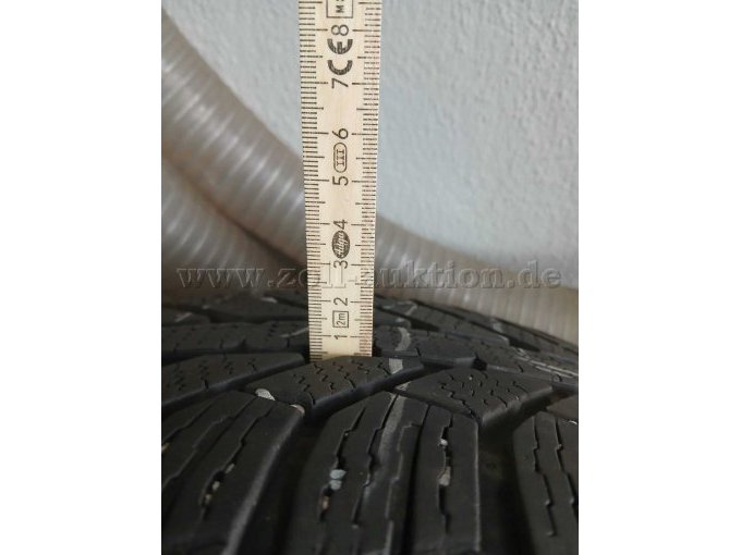 Die Profiltiefe ist für jeden Reifen abgebildet, ca. 5 mm.